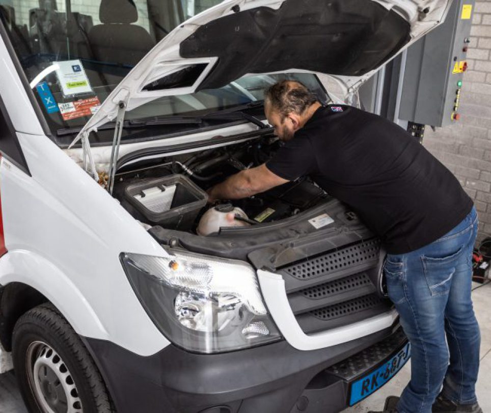 Automonteur bij Geerets de Leeuw